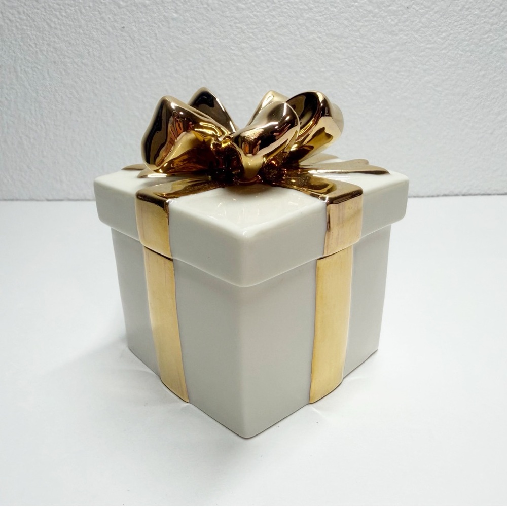 Mikasa Fine China Holiday Elegant Gift Box Trinket Box